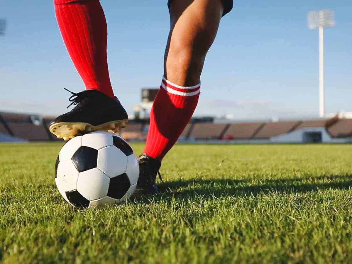 Gambe di calciatore su un campo di calcio