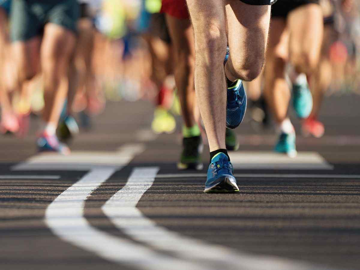 Gambe di persone che corrono la maratona