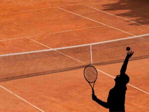 campo da tennis e sagoma che batte