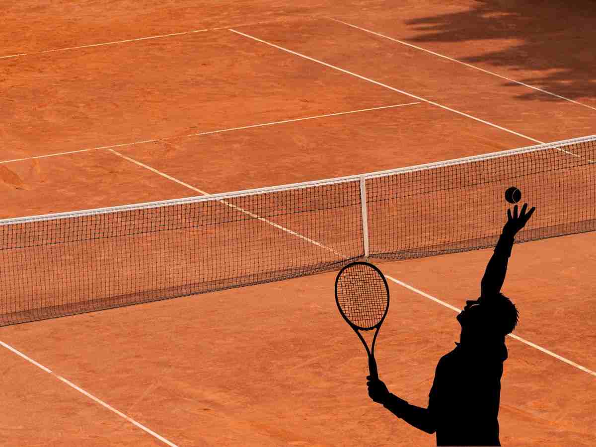 campo da tennis e sagoma che batte