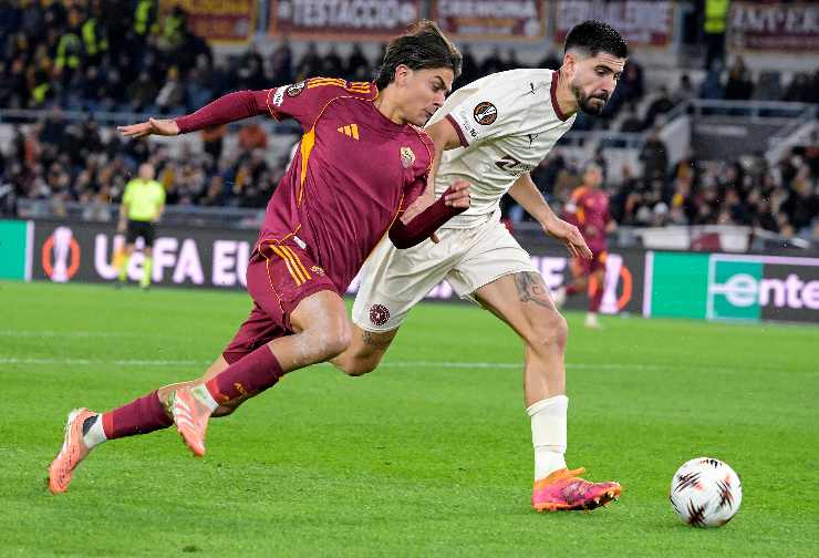 Paulo Dybala contrastato da un avversario