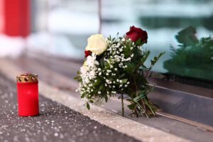 mazzo di fiori e un lumino