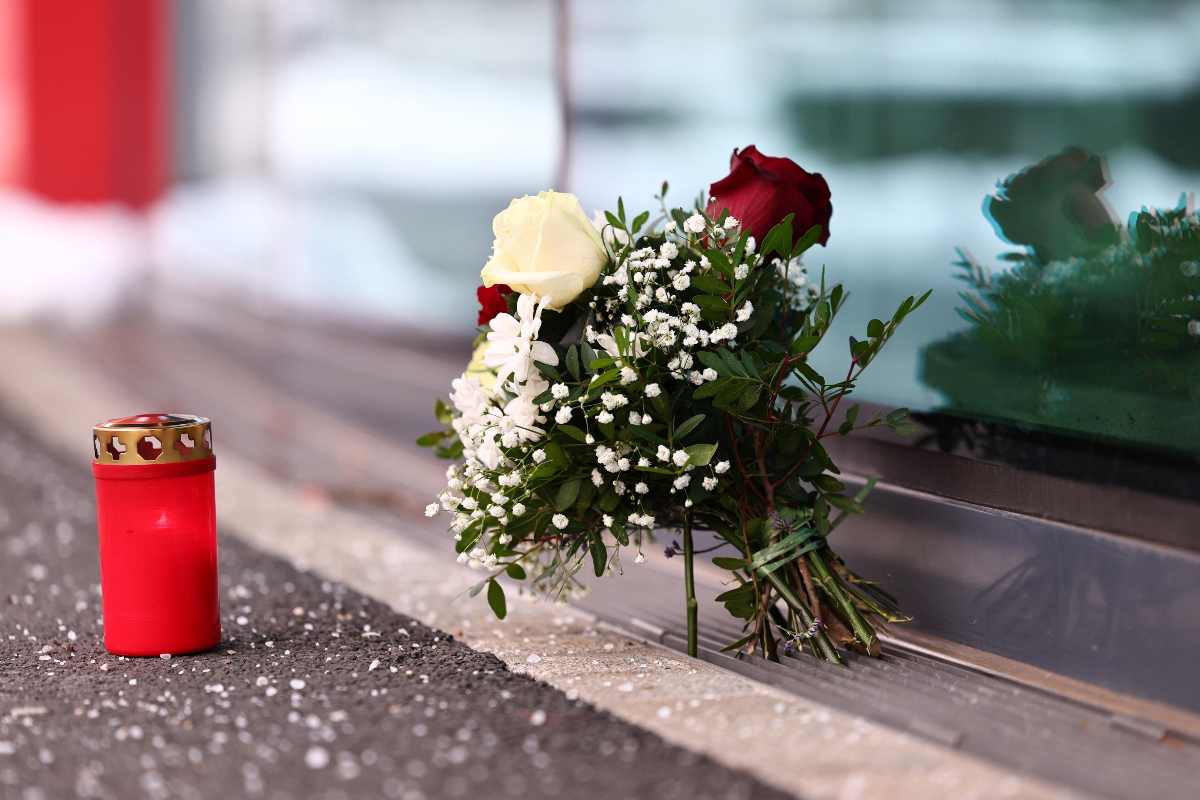 mazzo di fiori e un lumino