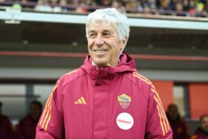 Gasperini sorridente vicino la panchina