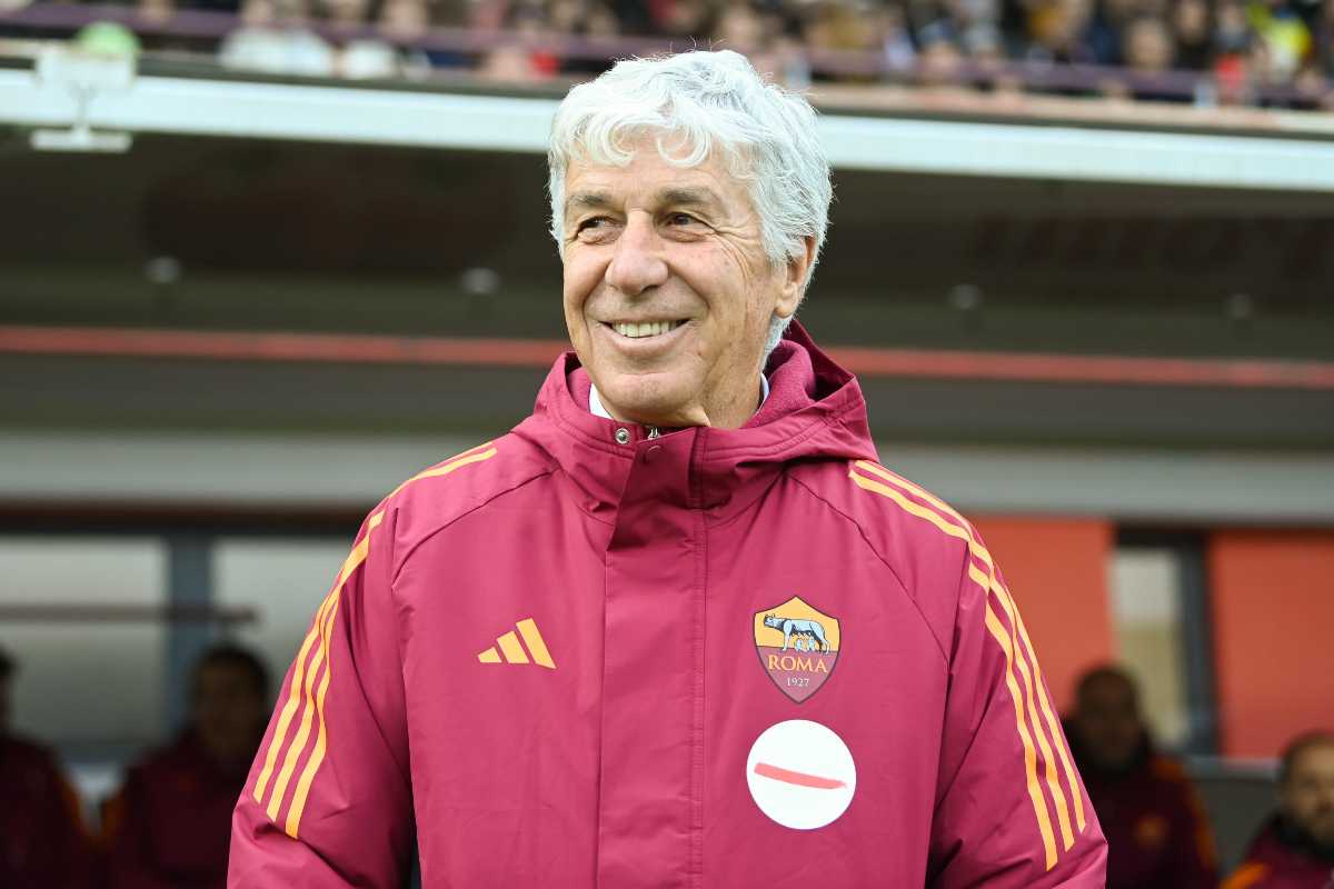 Gasperini sorridente vicino la panchina