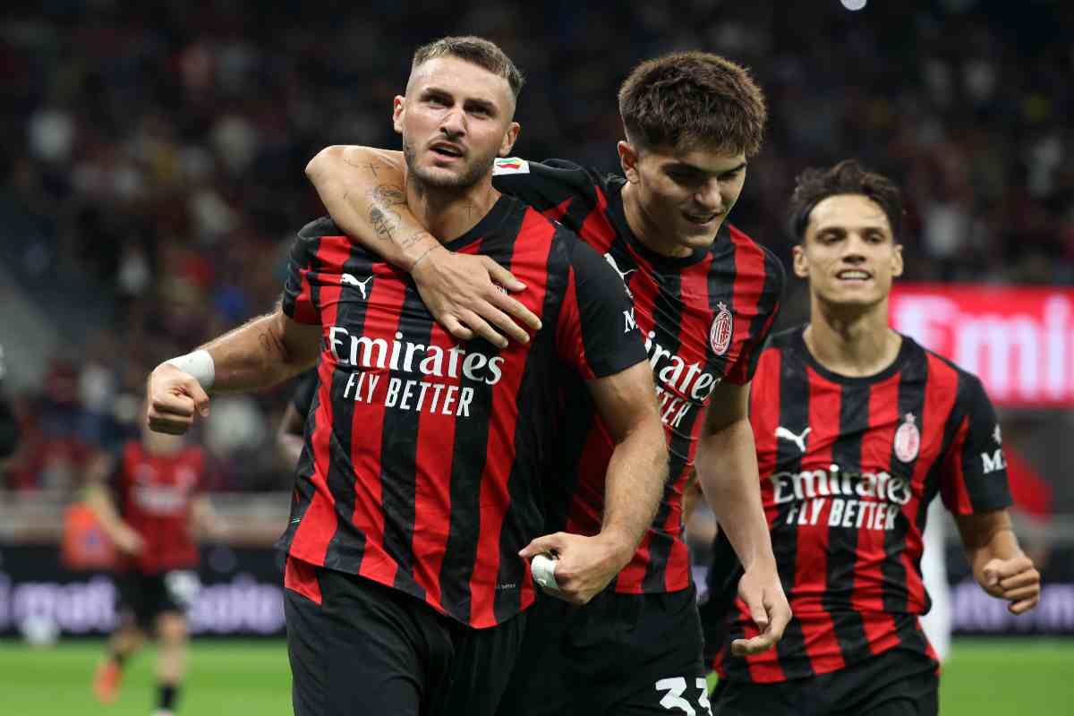 Santiago Gimenez abbracciato dai compagni