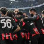 giocatori del Milan abbracciati dopo un gol