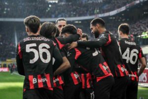giocatori del Milan abbracciati dopo un gol