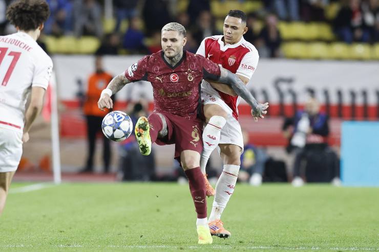 Mauro Icardi contrastato da un avversario