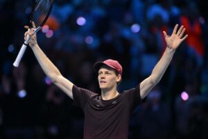 Jannik Sinner esulta in campo