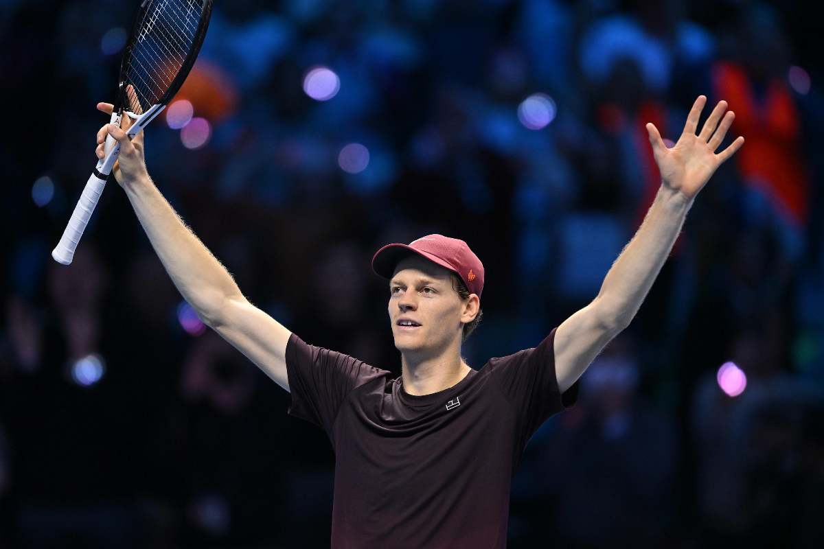 Jannik Sinner esulta in campo
