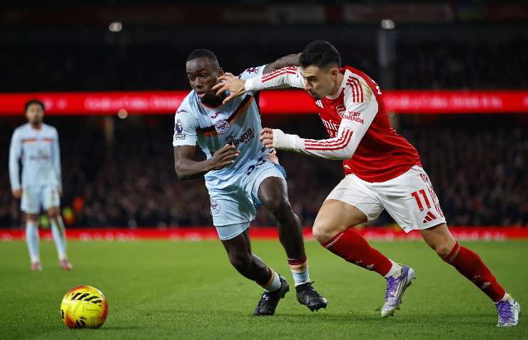 Kayode contrastato da un avversario 