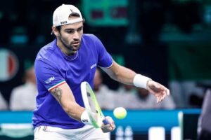 Matteo Berrettini colpisce la palla