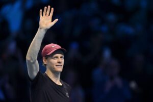 Jannik Sinner saluta il pubblico